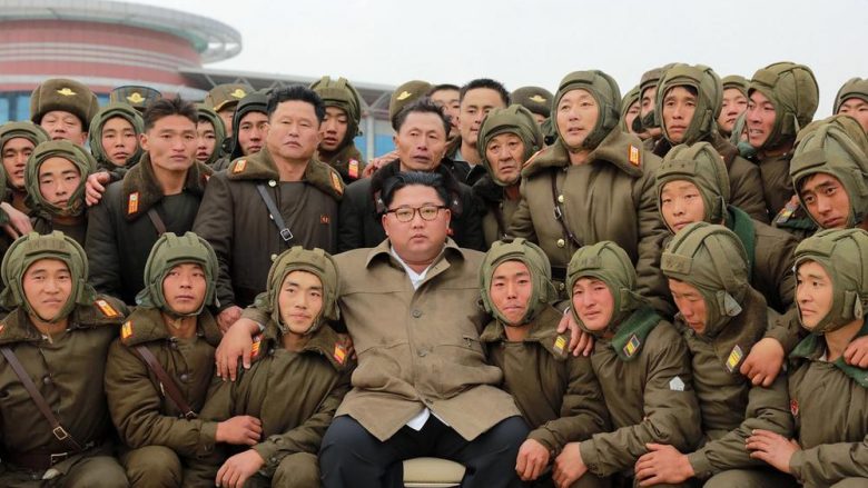 Lideri i Koresë së Veriut vëzhgon nga afër stërvitjet ushtarake, premton formimin e ushtrisë së “pathyeshme”