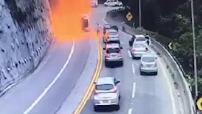 Kamioni cisternë përplaset për muri dhe përfshihet nga flaka, shoferi brazilian humb jetën – kamerat e sigurisë filmojnë gjithçka
