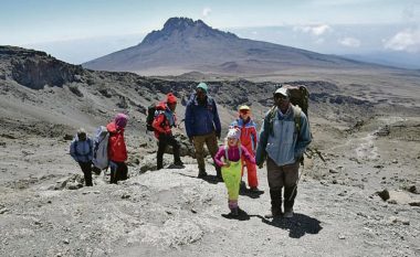 Britanikja 6-vjeçe, Ashleen Mandrick thyen rekordin botëror – bëhet femra më e re që brenda dy jave arriti të ngjitet në majën e Kilimanxharos