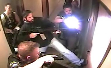 Momenti kur policia amerikane futet në një dhomë të hotelit dhe shpëtojnë 8-vjeçaren e rrëmbyer, autorin e veprës makabre e arrestojnë