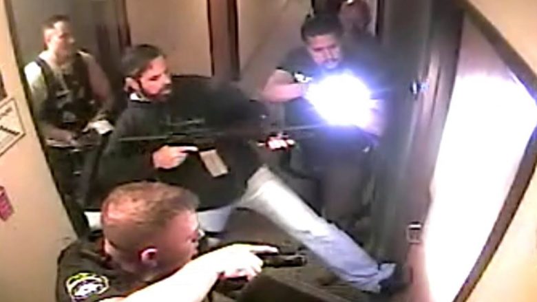Momenti kur policia amerikane futet në një dhomë të hotelit dhe shpëtojnë 8-vjeçaren e rrëmbyer, autorin e veprës makabre e arrestojnë