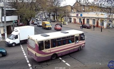 Pasagjerja bie nga autobusi në lëvizje në Ukrainë, shpëton mrekullisht – kamerat e sigurisë filmojnë momentin rrëqethës
