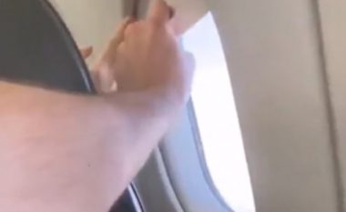Pasagjerët grinden në aeroplan, njëri kërkonte ta hapte roletën e dritares – tjetri ta mbyllte