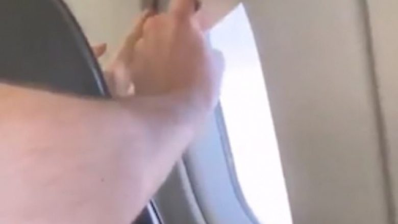 Pasagjerët grinden në aeroplan, njëri kërkonte ta hapte roletën e dritares – tjetri ta mbyllte