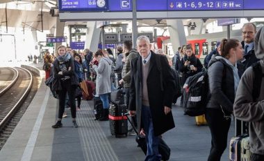 Presidenti austriak udhëton me tren për në Itali, pritet të takohet me homologun e tij