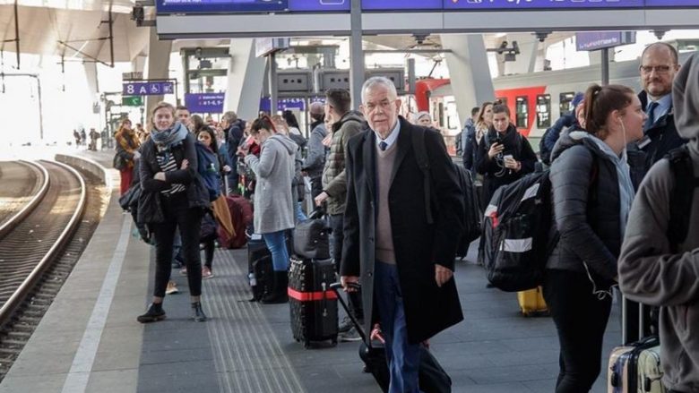Presidenti austriak udhëton me tren për në Itali, pritet të takohet me homologun e tij