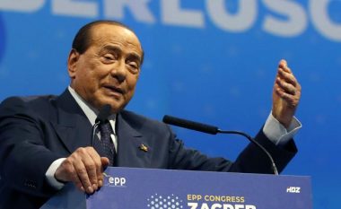 Po bënte selfie me të ftuarit, Silvio Berlusconi humb baraspeshimin dhe rrëzohet në kongresin e organizuar në Zagreb – dërgohet me urgjencë në një spital në Milano
