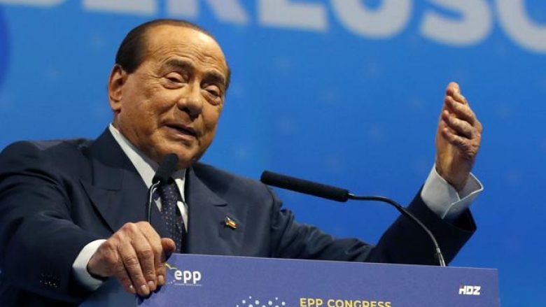 Po bënte selfie me të ftuarit, Silvio Berlusconi humb baraspeshimin dhe rrëzohet në kongresin e organizuar në Zagreb – dërgohet me urgjencë në një spital në Milano