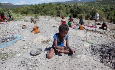 “Jeta në ferr”, fëmijët në Madagaskar punojnë nga 13 orë në ditë në temperatura të larta – disa i kanë më pak se 5 vjet