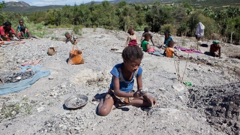 “Jeta në ferr”, fëmijët në Madagaskar punojnë nga 13 orë në ditë në temperatura të larta – disa i kanë më pak se 5 vjet