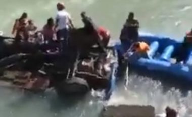 Autobusi me plotë pasagjer del nga rruga dhe përfundon i rrokullisur në liqen – humbin jetën 15 persona në Nepal  