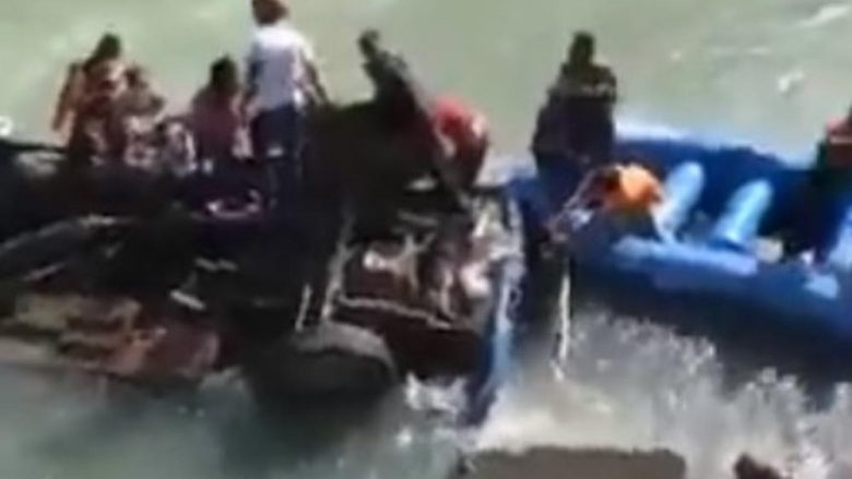 Autobusi me plotë pasagjer del nga rruga dhe përfundon i rrokullisur në liqen – humbin jetën 15 persona në Nepal  