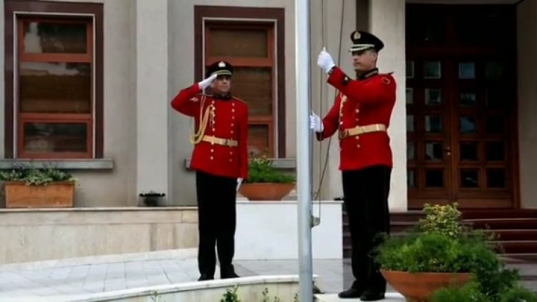 Në nderim të jetëve të humbura, flamuri kombëtar ulet në gjysmë shtizë