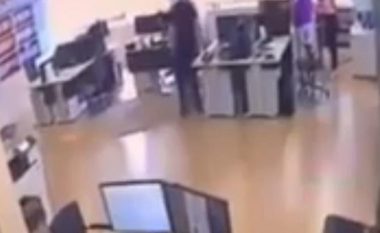 Kamerat e sigurisë brenda zyrës, filmuan momentin kur një tërmet i fuqishëm goditi sot Greqinë