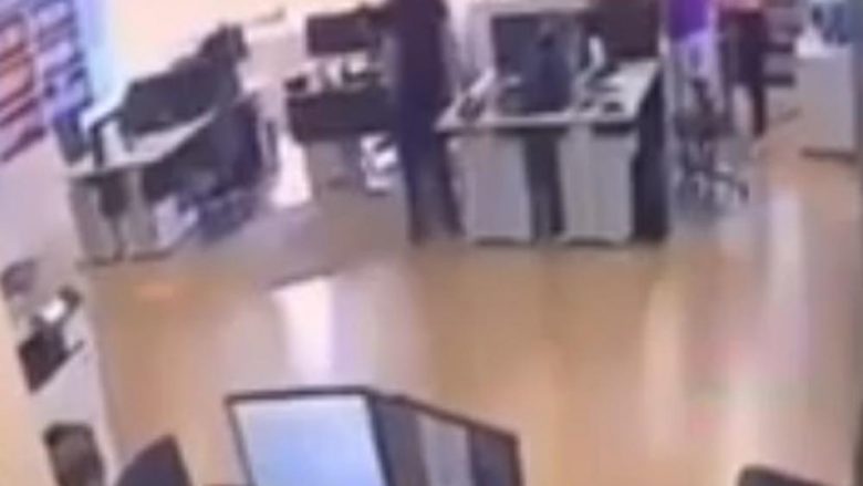 Kamerat e sigurisë brenda zyrës, filmuan momentin kur një tërmet i fuqishëm goditi sot Greqinë
