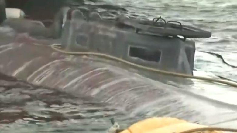 Policia spanjolle konfiskon nëndetësen me 3,300 kilogramë kokainë, publikojnë pamjet e saj