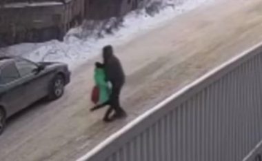 Pedofili rrëmben 9-vjeçaren në Rusi, në momentet e fundit e shpëtoi një adoleshent – kamerat e sigurisë filmuan gjithçka