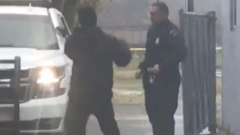 Goditi grusht zyrtarin policor amerikan, pendohet keq i dyshuari – e pëson nga qeni i policisë