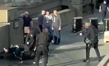 Momenti kur policët britanikë qëllojnë për vdekje sulmuesin, që la të plagosur pesë persona në urën e Londrës