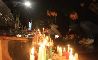 Ndizen qirinj në qendër të Tiranës për viktimat nga tërmeti i 26 nëntorit