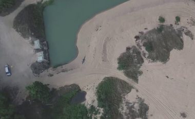 Filmoi nga ajri me dron, pretendon se ka regjistruar një krokodil shtatë metra në ujërat e njelmëta