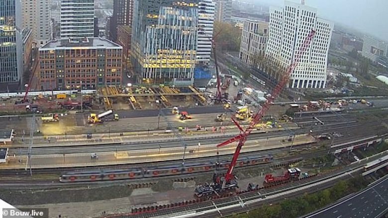 Për vetëm tre ditë rindërtojnë autostradën, ndërrojnë binarët dhe hapin tunelin – gjithçka ndodhi në qendër të Amsterdamit