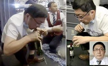 Mjeku kinez thith urinën e pasagjerit me gojë, që t’ia shpëtojë jetën në aeroplan