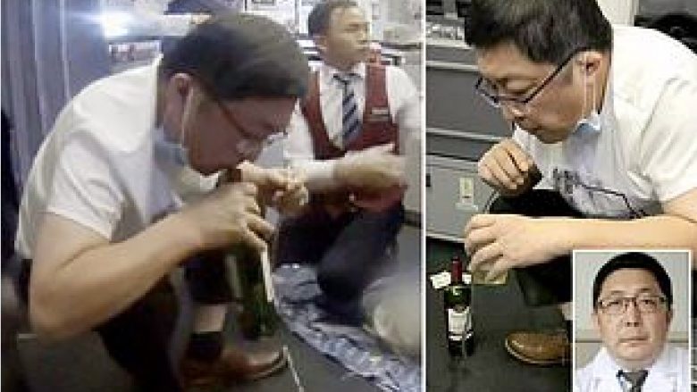 Mjeku kinez thith urinën e pasagjerit me gojë, që t’ia shpëtojë jetën në aeroplan