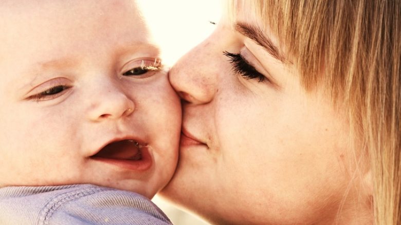 Duke e përqafuar beben më shpesh, ju ia përmirësoni ADN-në
