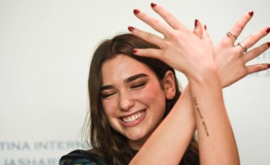 Dua Lipa reagon pas pritjes së Anglisë në Kosovë