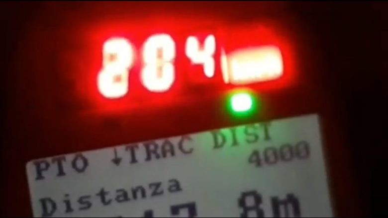 Ndalohet drejtuesi i veturës në rrugën Tiranë-Elbasan, udhëtonte me plot 204 km/h