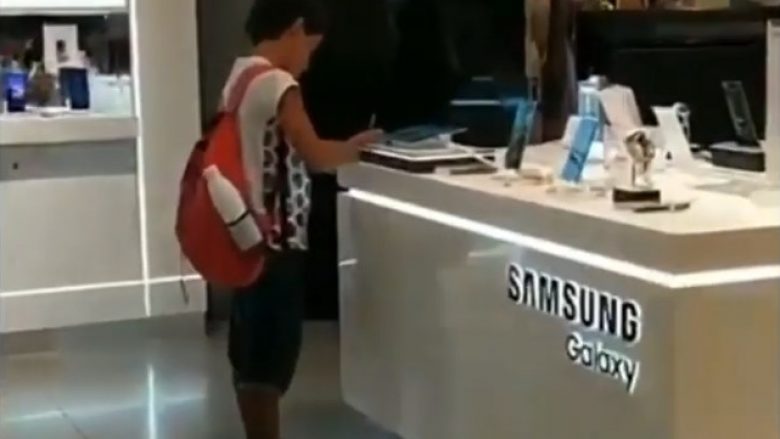 Nuk kishte kushte për të blerë kompjuter, braziliani 10-vjeç përdor tabletin e dyqanit të Samsungut për t’i bërë detyrat