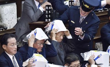 Deputetët japonezë vendosin “helmeta” në kokë, si “stërvitje në rast të tërmeteve”