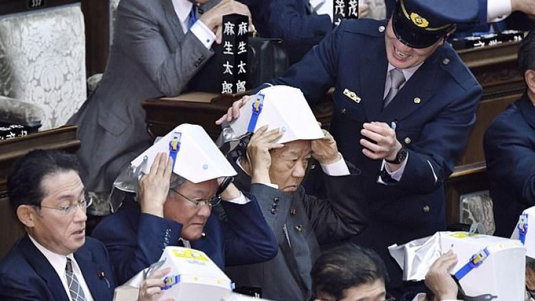 Deputetët japonezë vendosin “helmeta” në kokë, si “stërvitje në rast të tërmeteve”