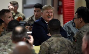 Donald Trump bën vizitë befasuese për të parë trupat amerikane në Afganistan