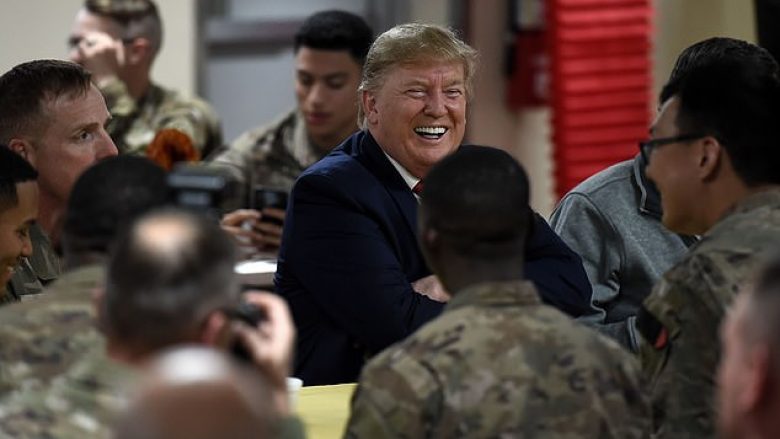 Donald Trump bën vizitë befasuese për të parë trupat amerikane në Afganistan