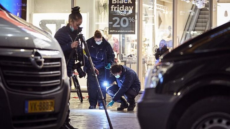 Policia holandeze arreston një 35-vjeçar të pastrehë pasi godet me thikë në mënyrë brutale tre të rinj