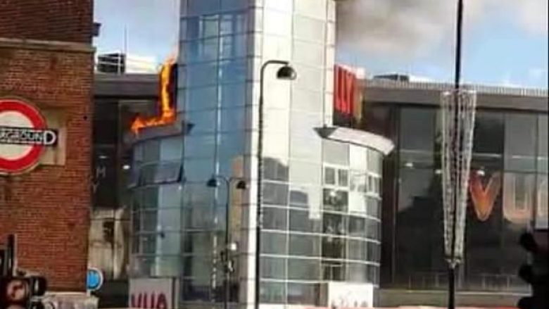 Një zjarr i madh kaplon një kinema në Londër