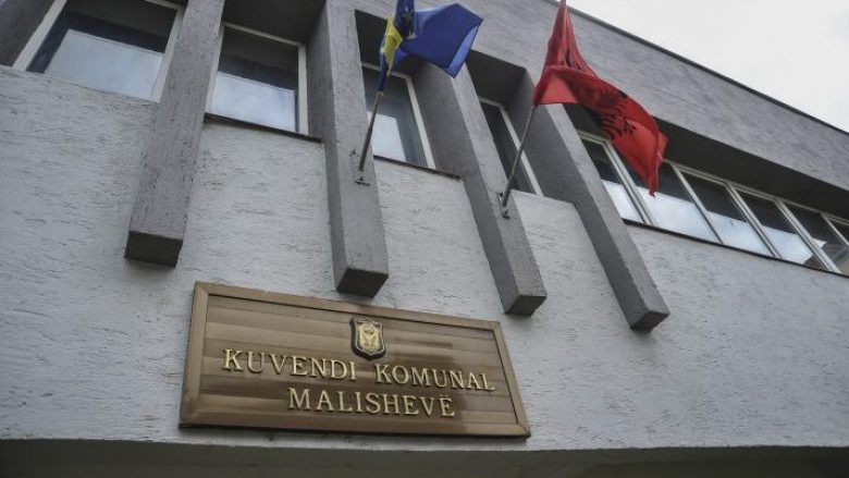 Komuna, kryetari dhe asamblistët e Malishevës ndajnë para për Shqipërinë