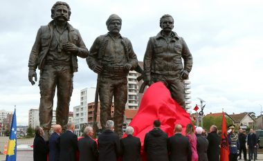Thaçi: Në sheshin e Drenasit u vendosen emblemat e UÇK-së, krenarisë së kombit shqiptar