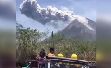 Shpërthen vullkani më aktiv i Indonezisë, duke hedhur hirin vullkanik 1,000 metra në hapësirë