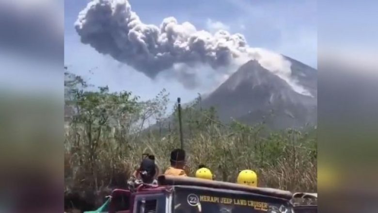 Shpërthen vullkani më aktiv i Indonezisë, duke hedhur hirin vullkanik 1,000 metra në hapësirë