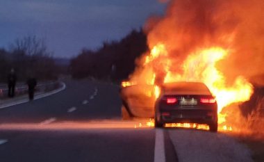 Përfshihet nga flakët një veturë në autostradën Shkup-Kumanovë