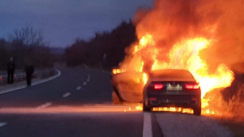 Përfshihet nga flakët një veturë në autostradën Shkup-Kumanovë