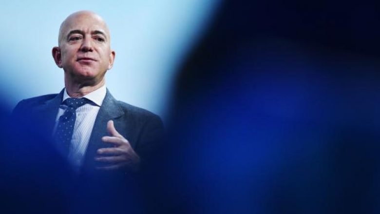 Jeff Bezos dhuron 100 milionë dollarë për të pastrehët në të gjithë botën, por dikush ka një kritikë në drejtim të tij