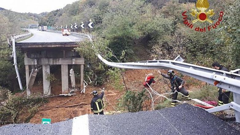 Shiu dhe përmbytjet godasin Italinë dhe Francën, ndërsa rrëshqitja e dheut shemb urën e autostradës