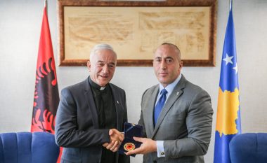 Haradinaj ndan medaljen “Gjergj Kastrioti – Skënderbeu”, për Don Viktor Sopin