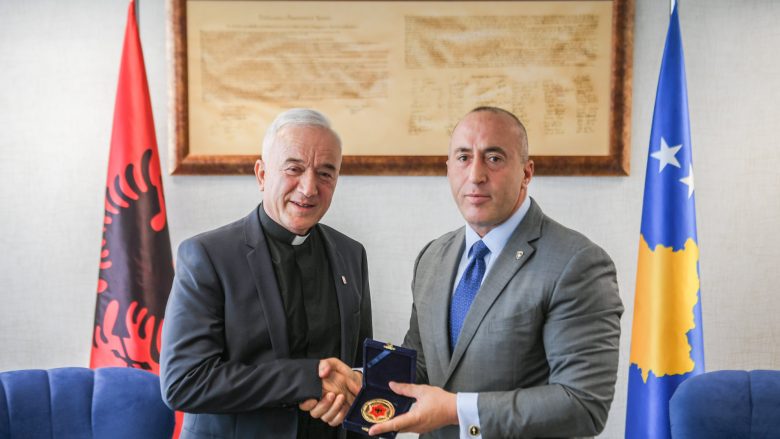 Haradinaj ndan medaljen “Gjergj Kastrioti – Skënderbeu”, për Don Viktor Sopin