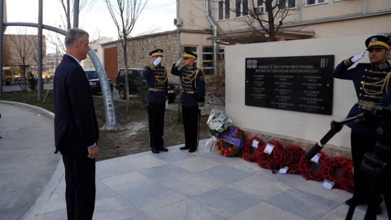Thaçi: 14 ushtarët britanikë ranë në krye të detyrës, duke i shërbyer paqes dhe stabilitetit në Kosovë