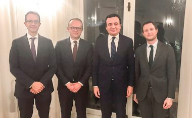 Kurti takon tre këshilltarë të Presidentit Macron në Paris
